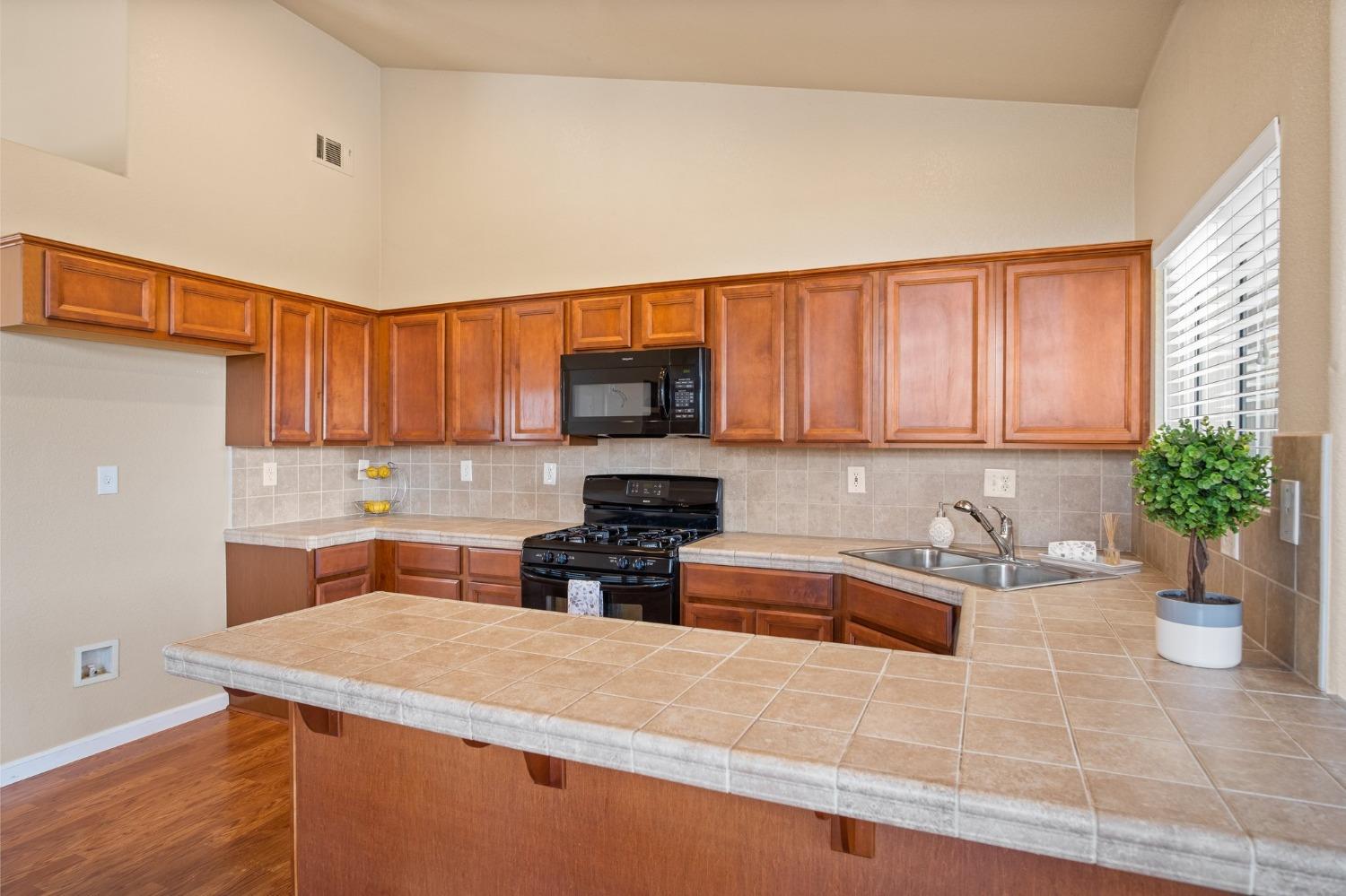 Detail Gallery Image 12 of 32 For 932 Chris Ln, Turlock,  CA 95380 - 4 Beds | 2 Baths