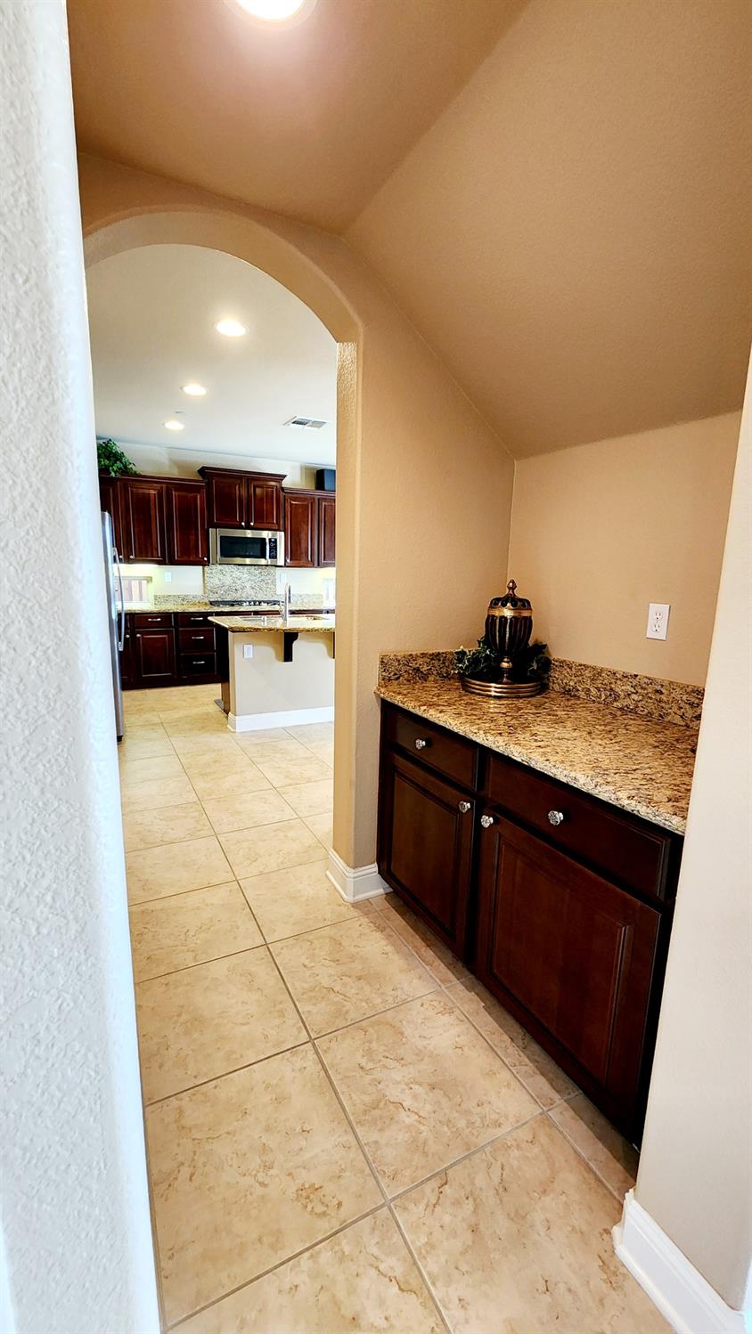 Detail Gallery Image 11 of 38 For 3895 Rollins Ct, West Sacramento,  CA 95691 - 5 Beds | 3/1 Baths