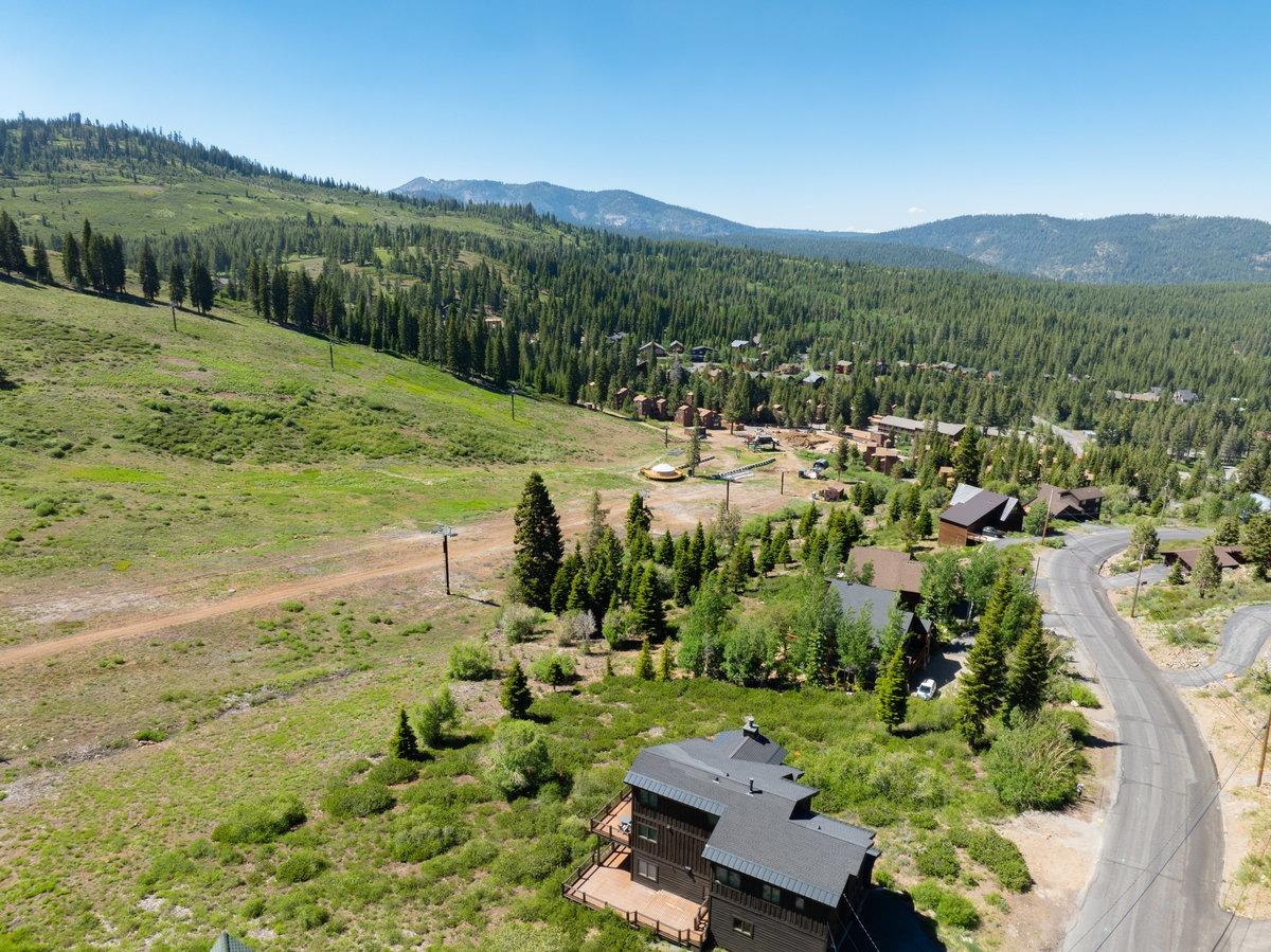 Detail Gallery Image 3 of 18 For 13637 Skislope Way, Truckee,  CA 96161 - – Beds | – Baths