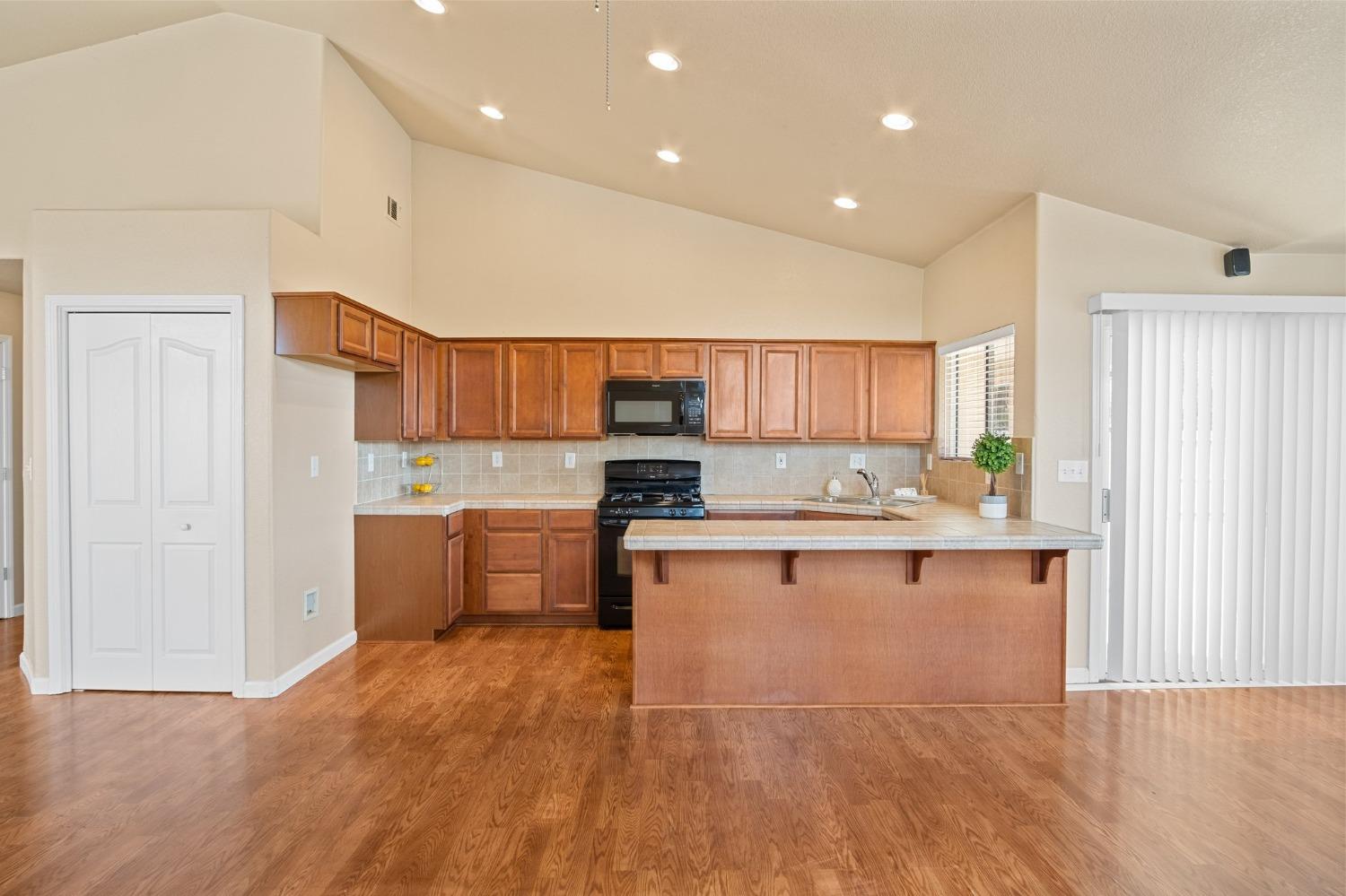 Detail Gallery Image 11 of 32 For 932 Chris Ln, Turlock,  CA 95380 - 4 Beds | 2 Baths