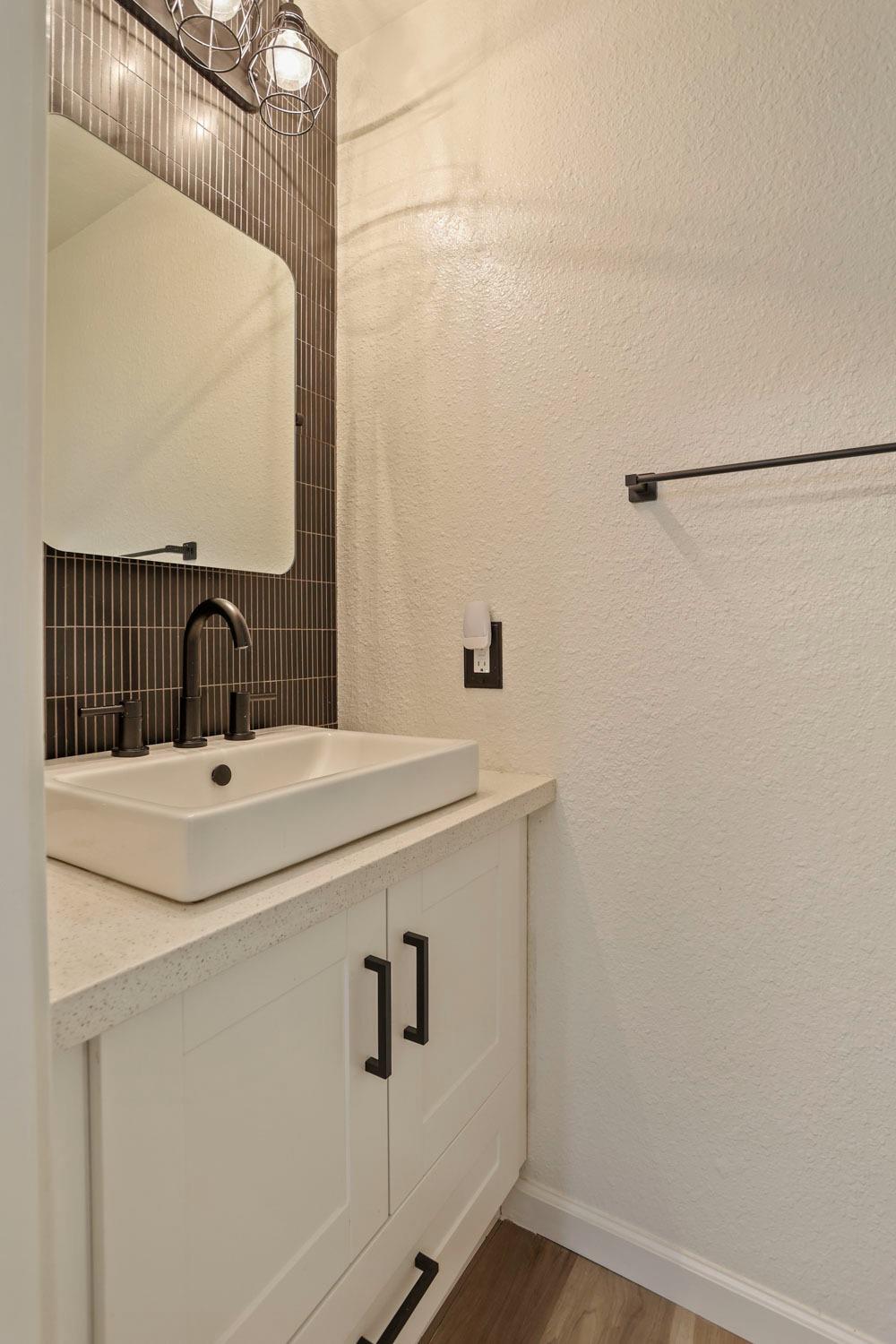 Detail Gallery Image 7 of 44 For 4933 Grouse Run Dr, Stockton,  CA 95207 - 2 Beds | 2/1 Baths