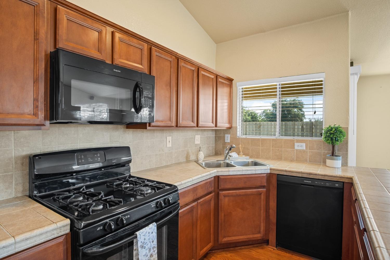 Detail Gallery Image 10 of 32 For 932 Chris Ln, Turlock,  CA 95380 - 4 Beds | 2 Baths