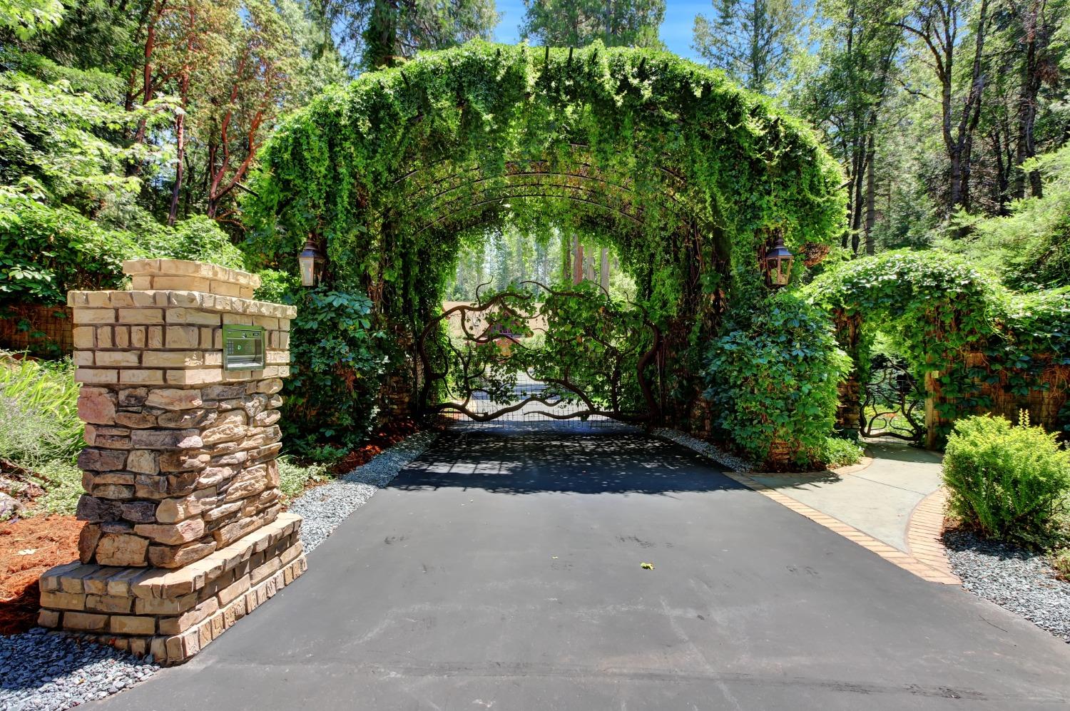 Detail Gallery Image 3 of 96 For 13027 Robin Rd, Nevada City,  CA 95959 - 4 Beds | 5/2 Baths