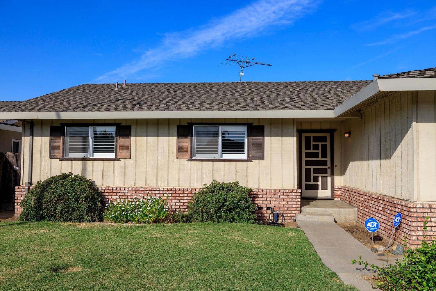 Detail Gallery Image 2 of 45 For 2701 Adrian St, Turlock,  CA 95382 - 3 Beds | 2 Baths