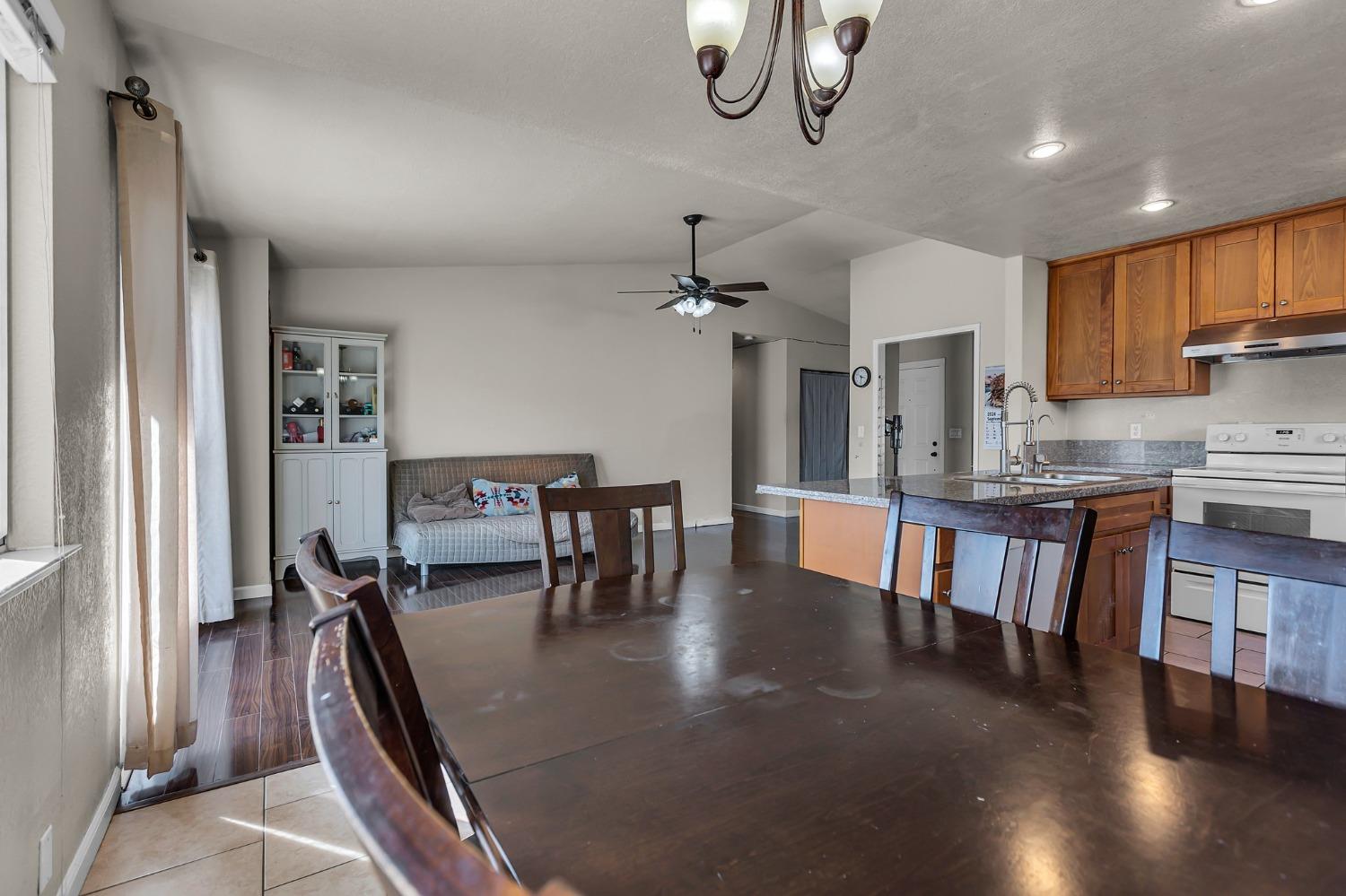 Detail Gallery Image 13 of 34 For 8182 Halbrite Way, Sacramento,  CA 95828 - 3 Beds | 2 Baths