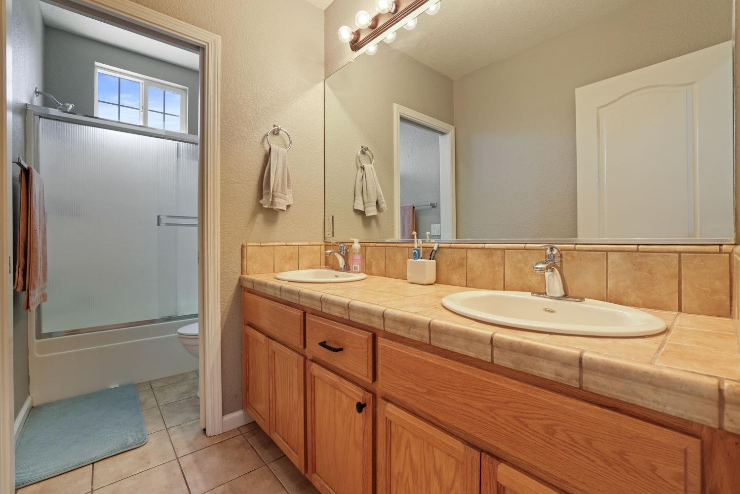 Detail Gallery Image 28 of 36 For 4552 Sugar Oak Dr, Turlock,  CA 95382 - 4 Beds | 2/1 Baths