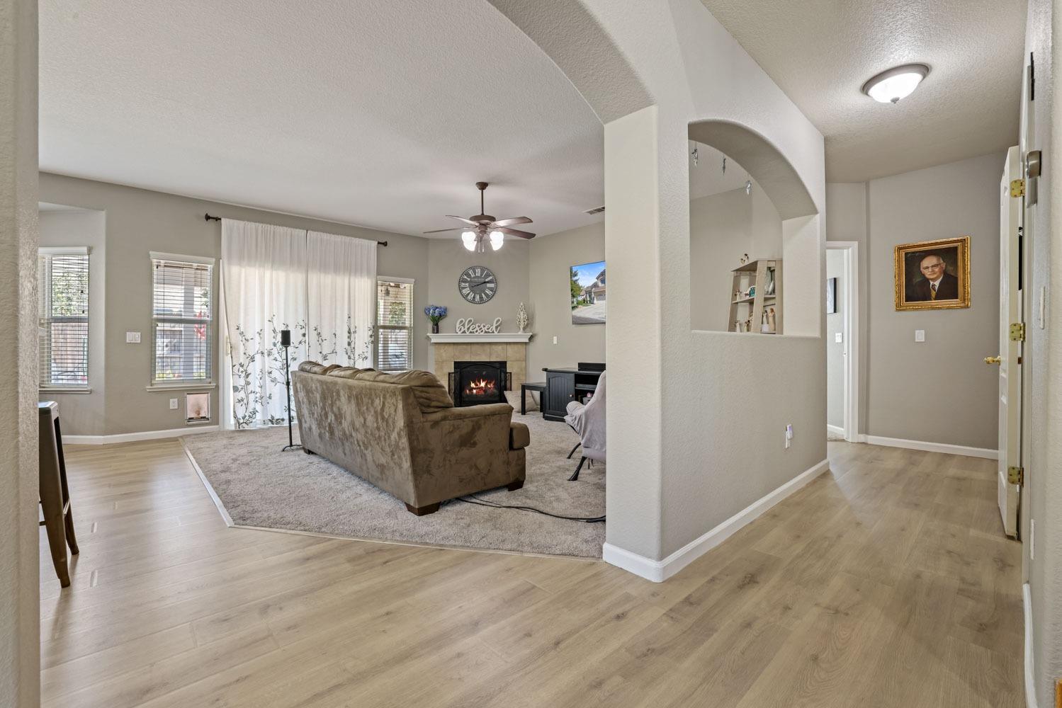 Detail Gallery Image 13 of 36 For 4552 Sugar Oak Dr, Turlock,  CA 95382 - 4 Beds | 2/1 Baths