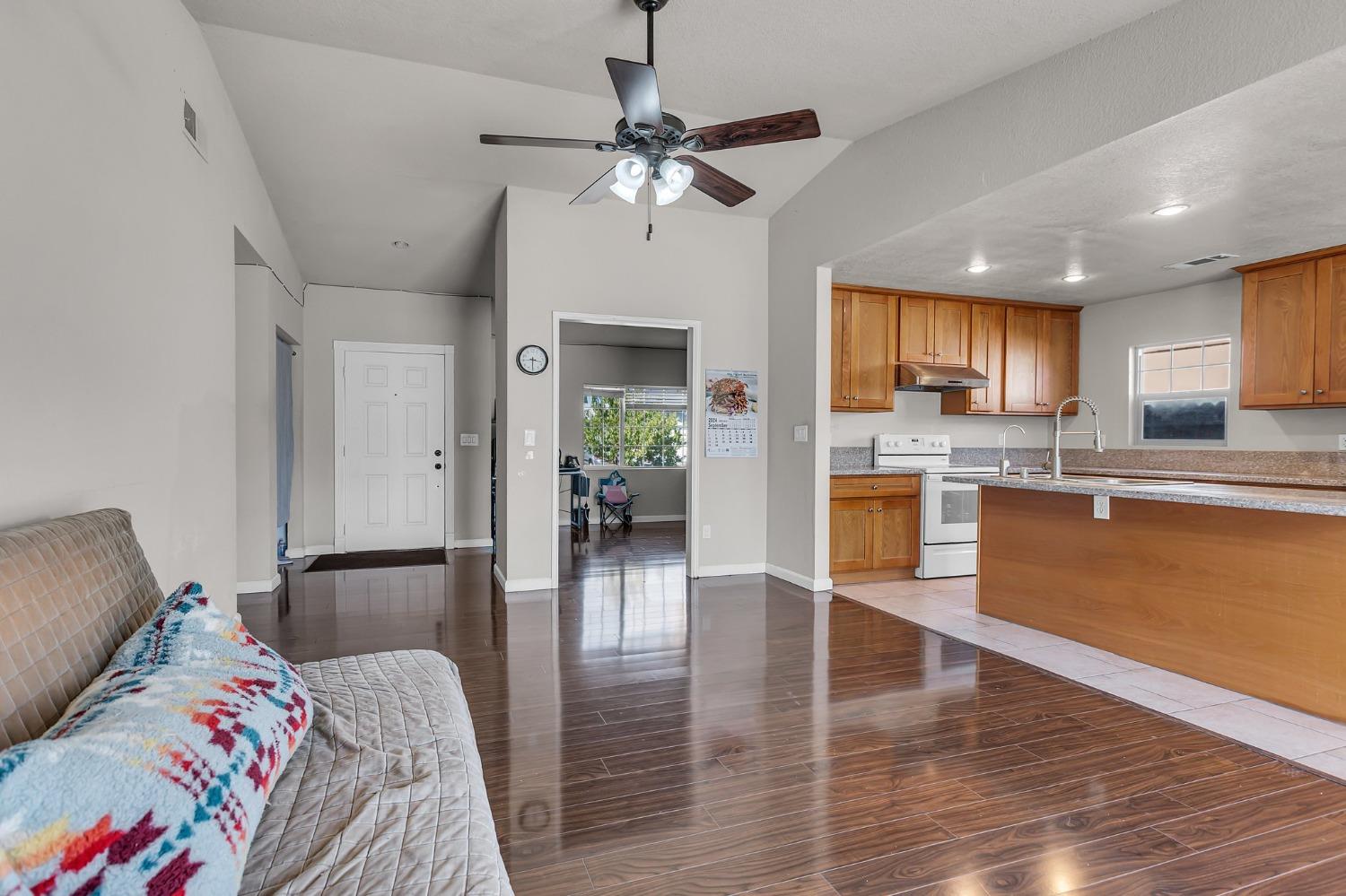 Detail Gallery Image 8 of 34 For 8182 Halbrite Way, Sacramento,  CA 95828 - 3 Beds | 2 Baths