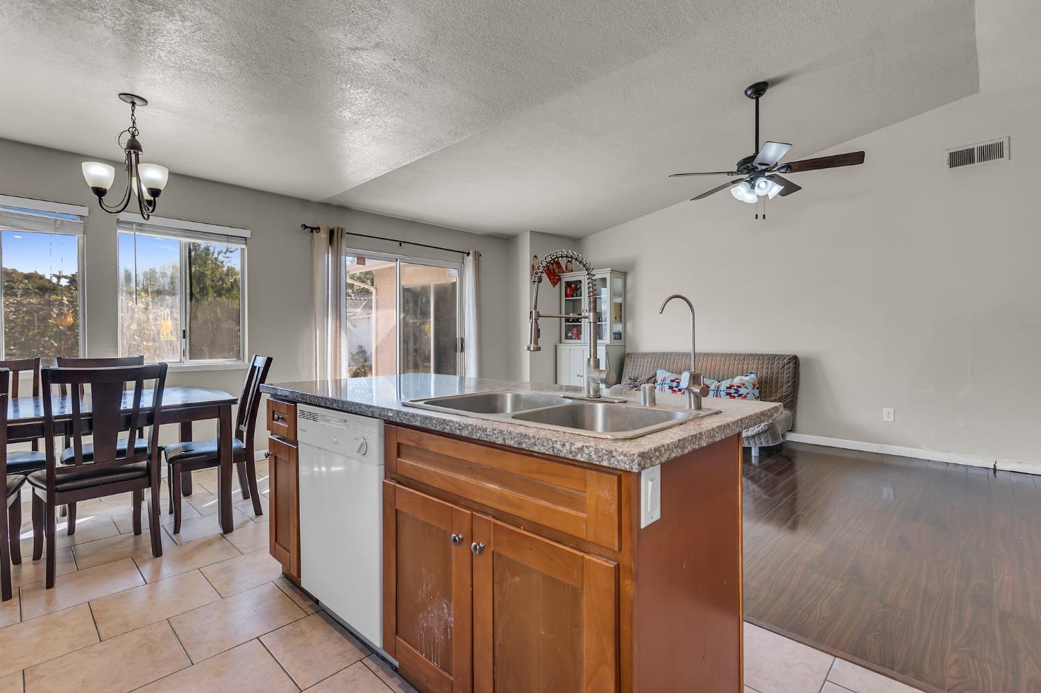 Detail Gallery Image 16 of 34 For 8182 Halbrite Way, Sacramento,  CA 95828 - 3 Beds | 2 Baths