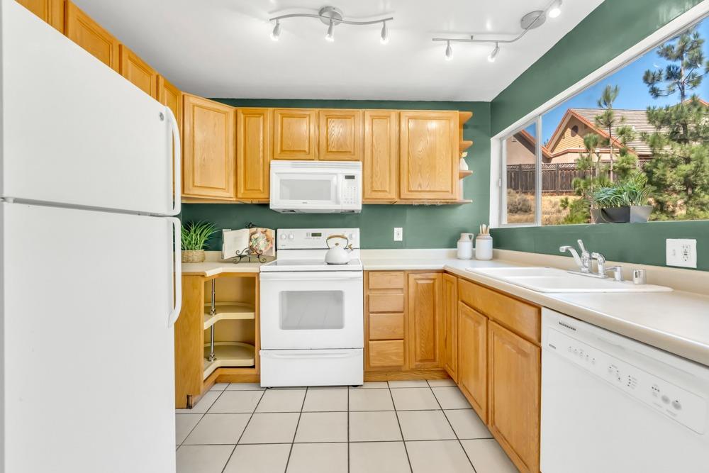 Detail Gallery Image 11 of 38 For 2345 Paloma Ct #1,  Pinole,  CA 94564 - 3 Beds | 2 Baths