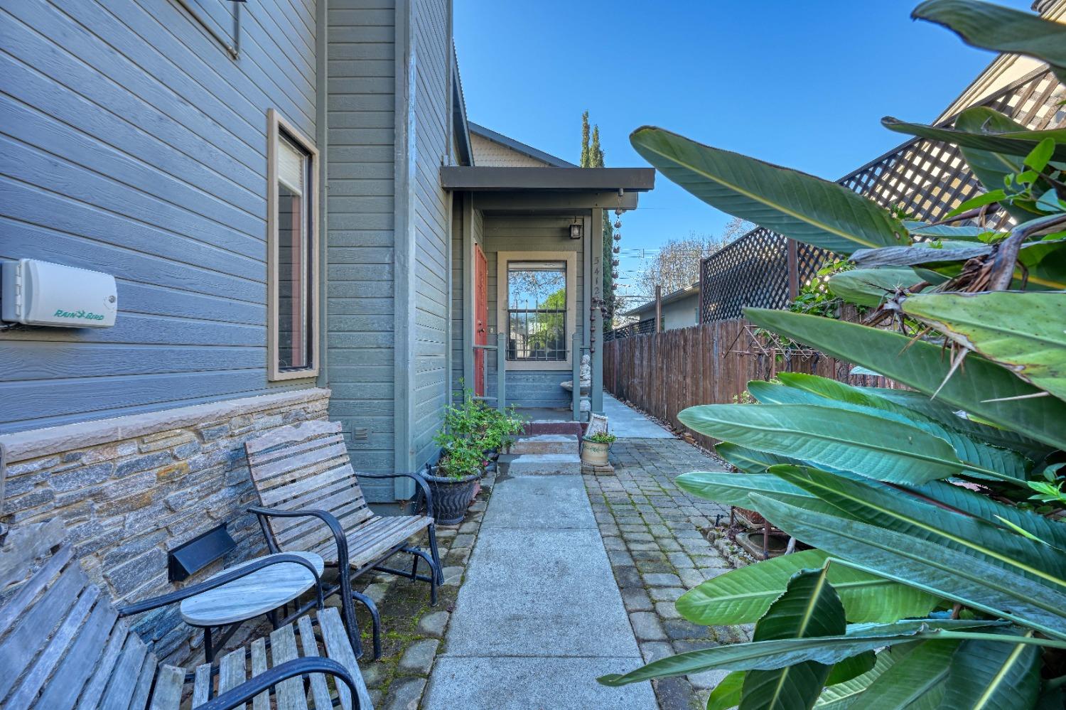 Detail Gallery Image 5 of 55 For 5412 T St, Sacramento,  CA 95819 - 4 Beds | 3/1 Baths