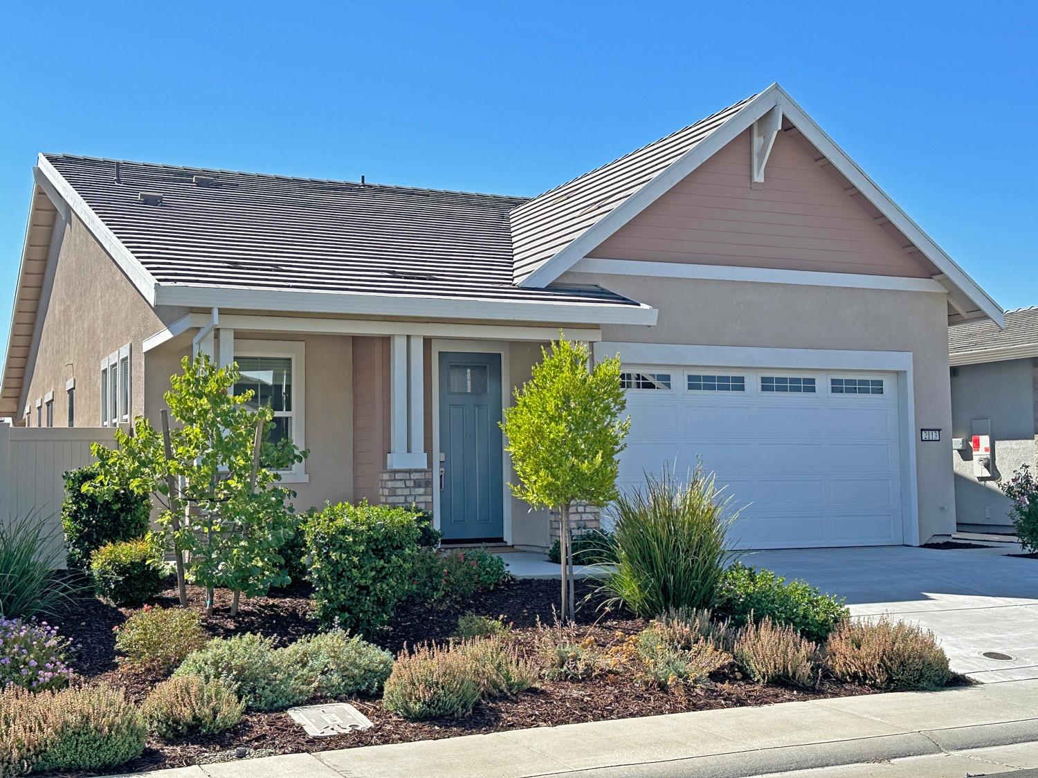 Detail Gallery Image 1 of 29 For 2113 Earthlight Ln, Roseville,  CA 95747 - 2 Beds | 2/1 Baths