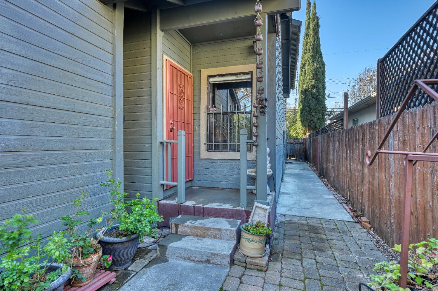 Detail Gallery Image 6 of 55 For 5412 T St, Sacramento,  CA 95819 - 4 Beds | 3/1 Baths