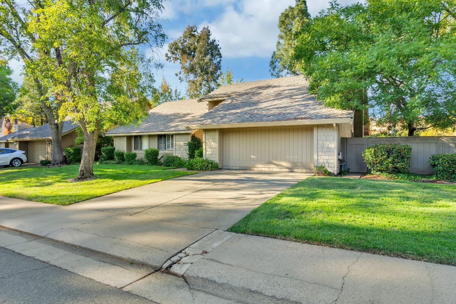 Detail Gallery Image 2 of 37 For 8931 Quail Hill Way, Fair Oaks,  CA 95628 - 3 Beds | 2 Baths