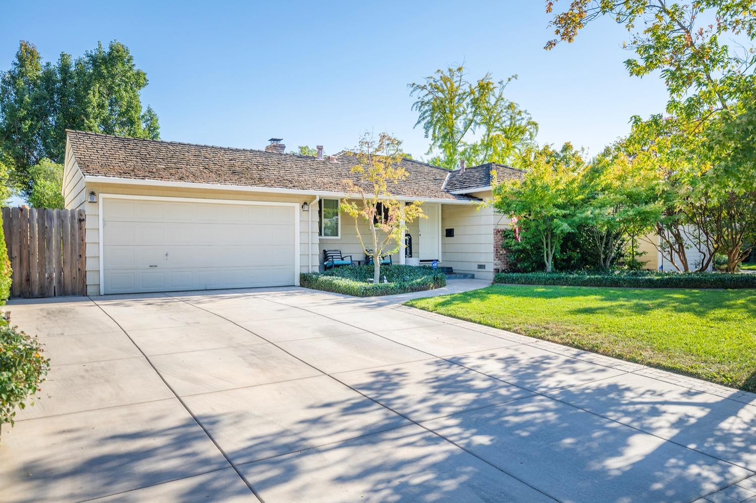 Detail Gallery Image 1 of 33 For 4220 Berrendo Dr, Sacramento,  CA 95864 - 3 Beds | 2 Baths