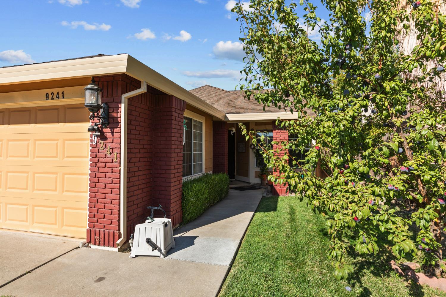 Detail Gallery Image 2 of 33 For 9241 Harrogate Way, Elk Grove,  CA 95758 - 3 Beds | 2 Baths