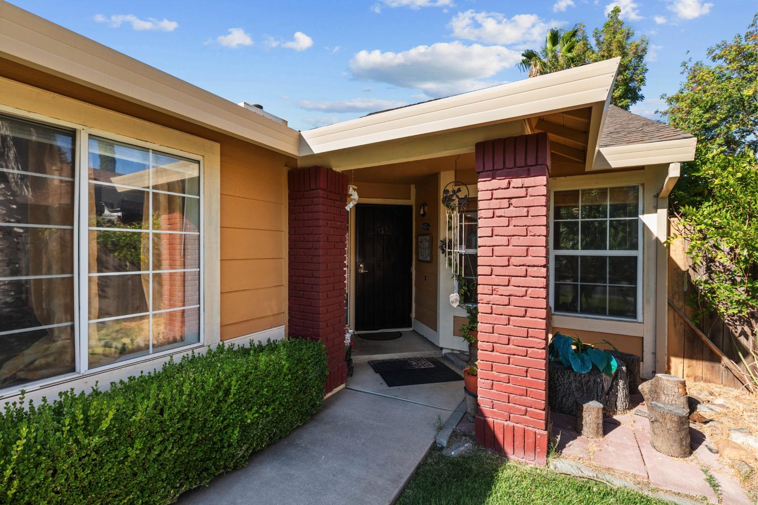 Detail Gallery Image 3 of 33 For 9241 Harrogate Way, Elk Grove,  CA 95758 - 3 Beds | 2 Baths