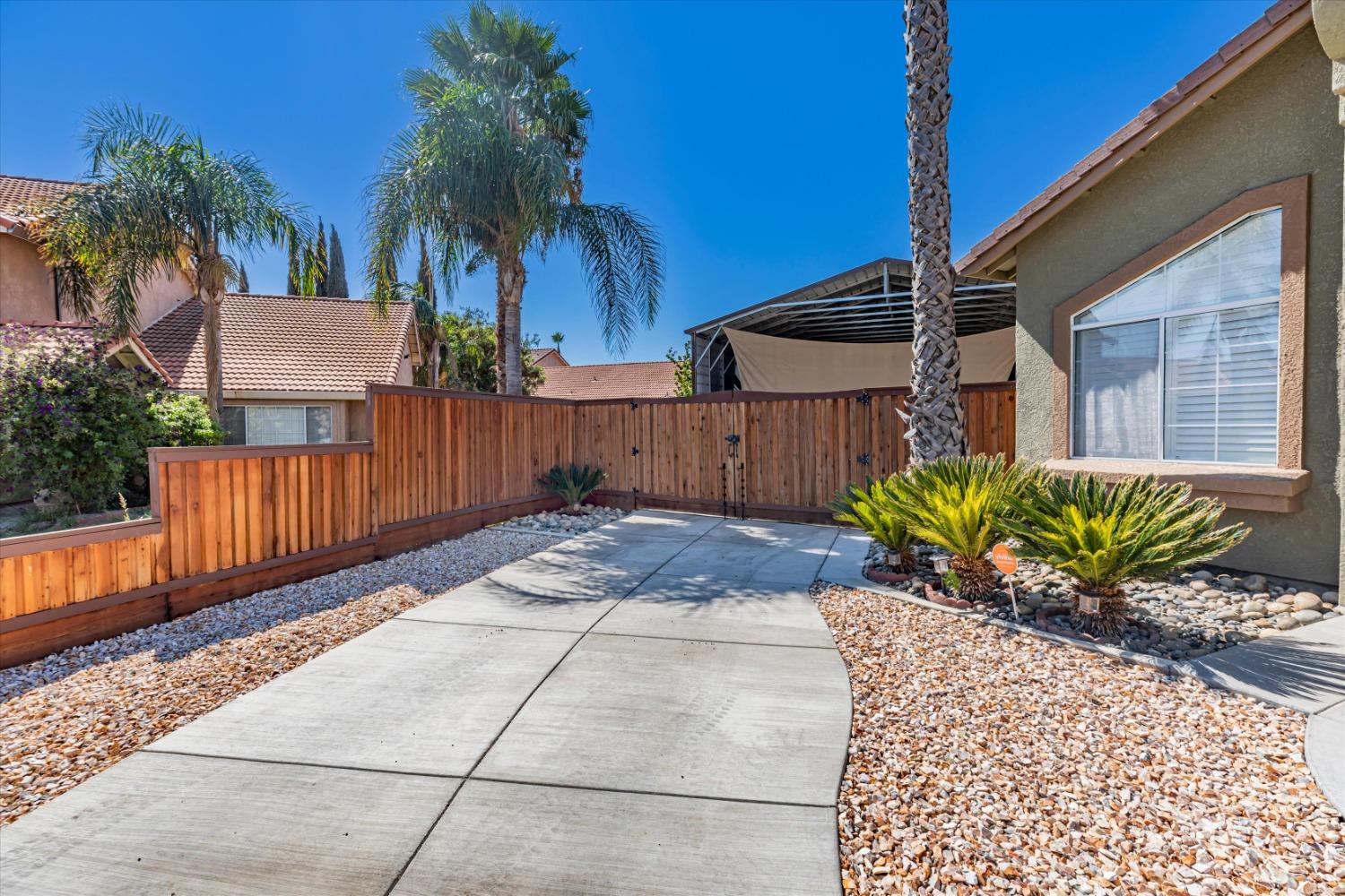 Detail Gallery Image 4 of 68 For 144 Blush Ct, Los Banos,  CA 93635 - 4 Beds | 2/1 Baths