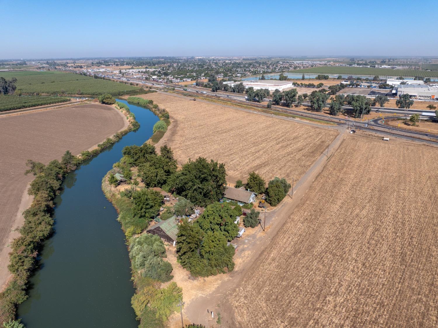 Detail Gallery Image 9 of 14 For 1811 N Southern Pacific Ave, Merced,  CA 95348 - 4 Beds | 2 Baths