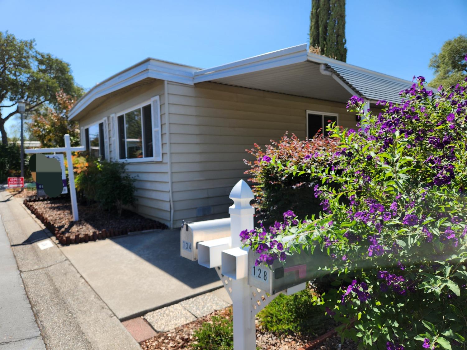 Detail Gallery Image 2 of 66 For 134 Leafwood Way, Folsom,  CA 95630 - 2 Beds | 2 Baths