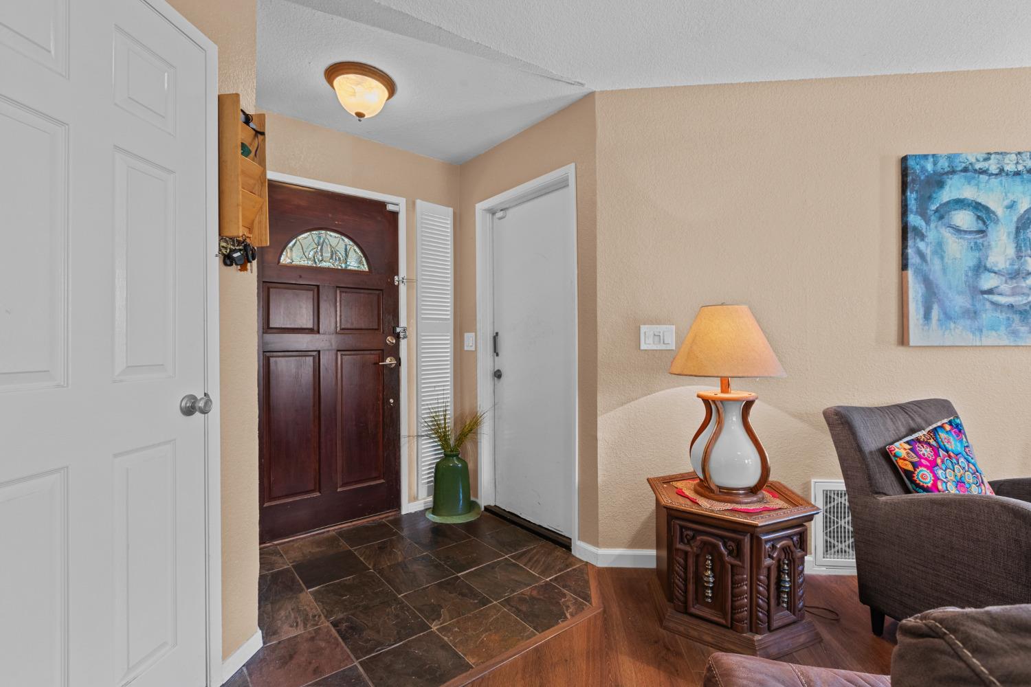 Detail Gallery Image 4 of 33 For 9241 Harrogate Way, Elk Grove,  CA 95758 - 3 Beds | 2 Baths