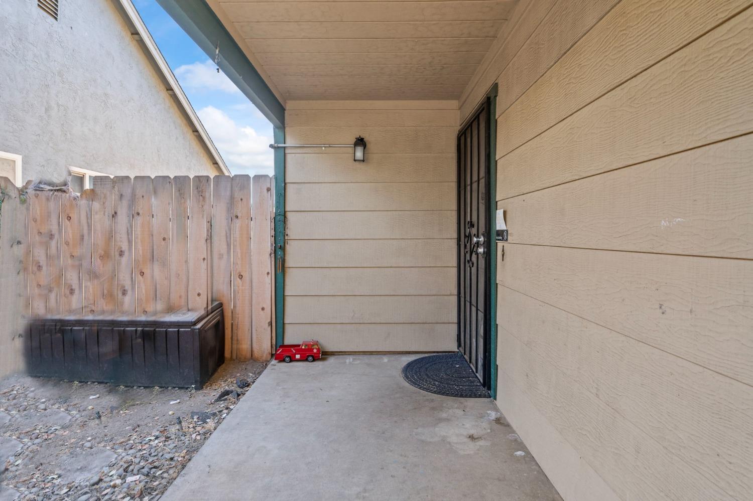 Detail Gallery Image 4 of 31 For 1076 Pepperwood Dr, Manteca,  CA 95336 - 3 Beds | 2 Baths