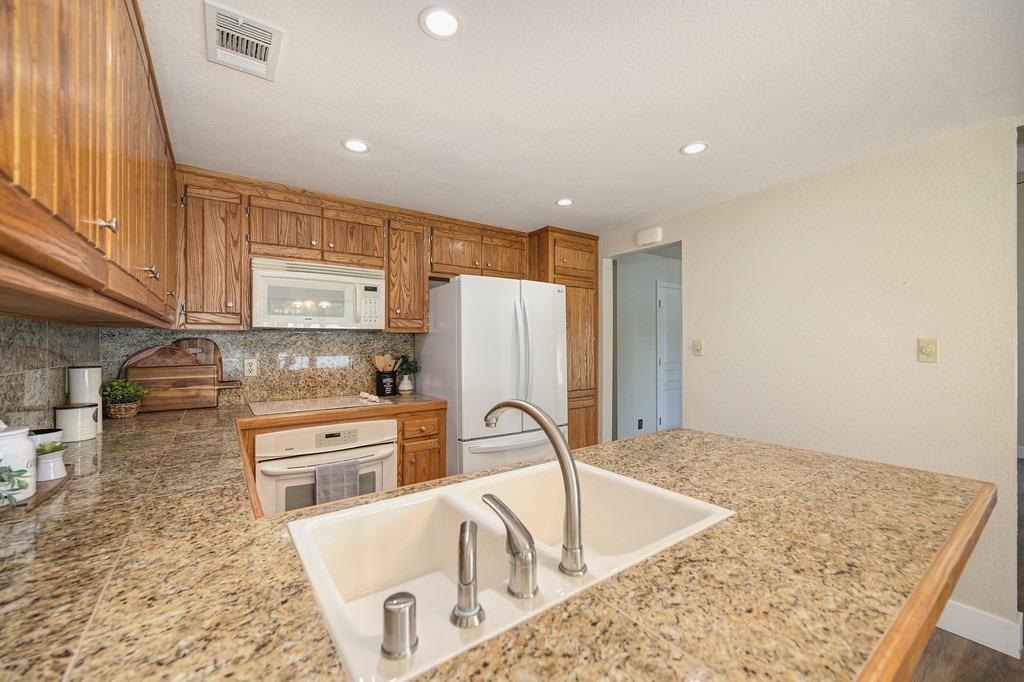 Detail Gallery Image 15 of 53 For 7018 Colina Ln, Rancho Murieta,  CA 95683 - 2 Beds | 2 Baths