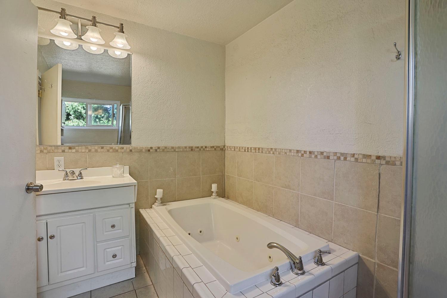 Detail Gallery Image 19 of 44 For 1751 Country Club Blvd, Stockton,  CA 95204 - 3 Beds | 2 Baths