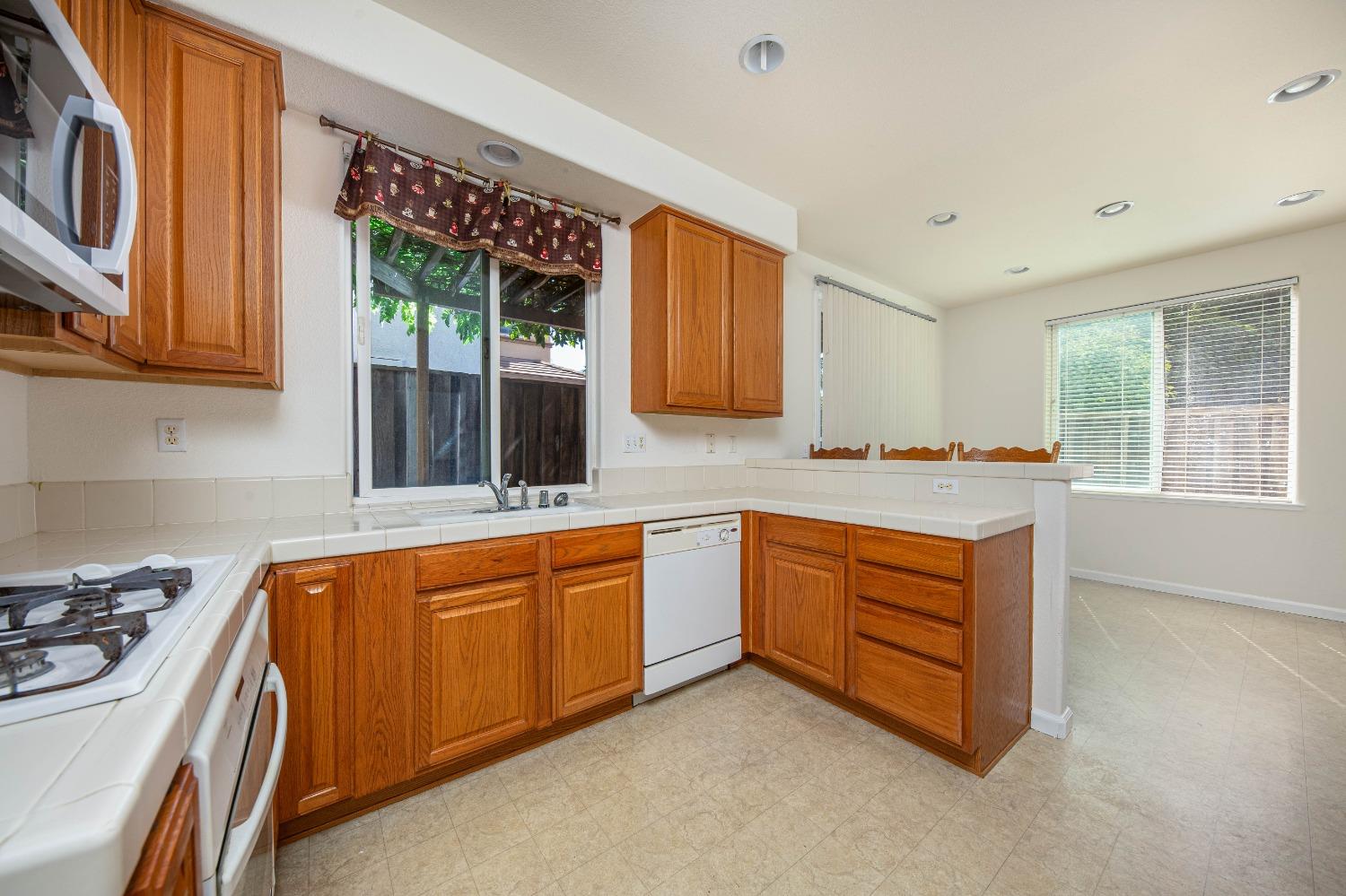 Detail Gallery Image 14 of 28 For 2428 San Martino Ln, Lodi,  CA 95240 - 4 Beds | 2/1 Baths