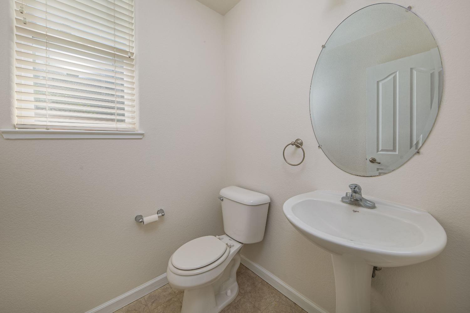 Detail Gallery Image 9 of 28 For 2428 San Martino Ln, Lodi,  CA 95240 - 4 Beds | 2/1 Baths