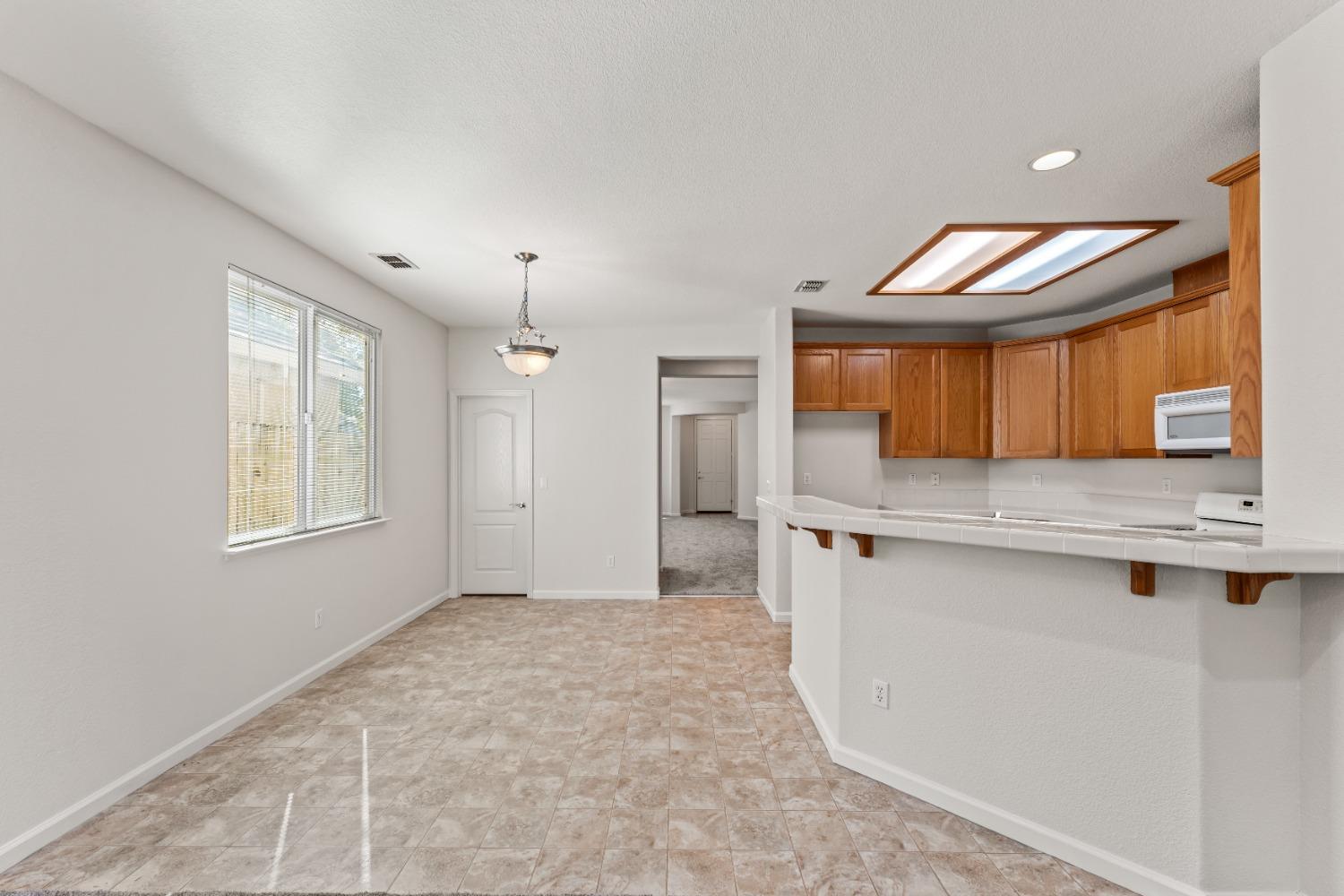 Detail Gallery Image 8 of 22 For 317 Aspen Ct, Roseville,  CA 95678 - 3 Beds | 2 Baths