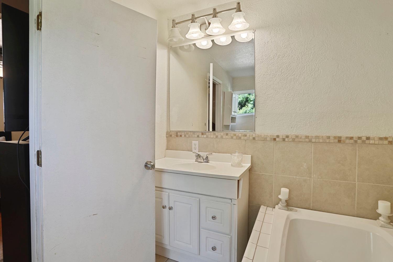 Detail Gallery Image 18 of 44 For 1751 Country Club Blvd, Stockton,  CA 95204 - 3 Beds | 2 Baths