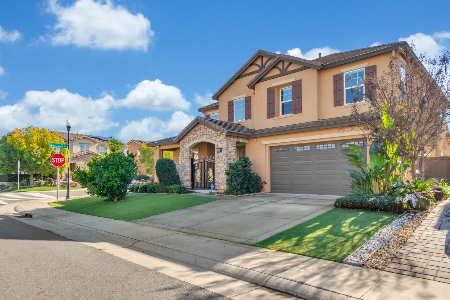 Detail Gallery Image 3 of 66 For 8340 La Cruz Way, Elk Grove,  CA 95757 - 5 Beds | 4/1 Baths