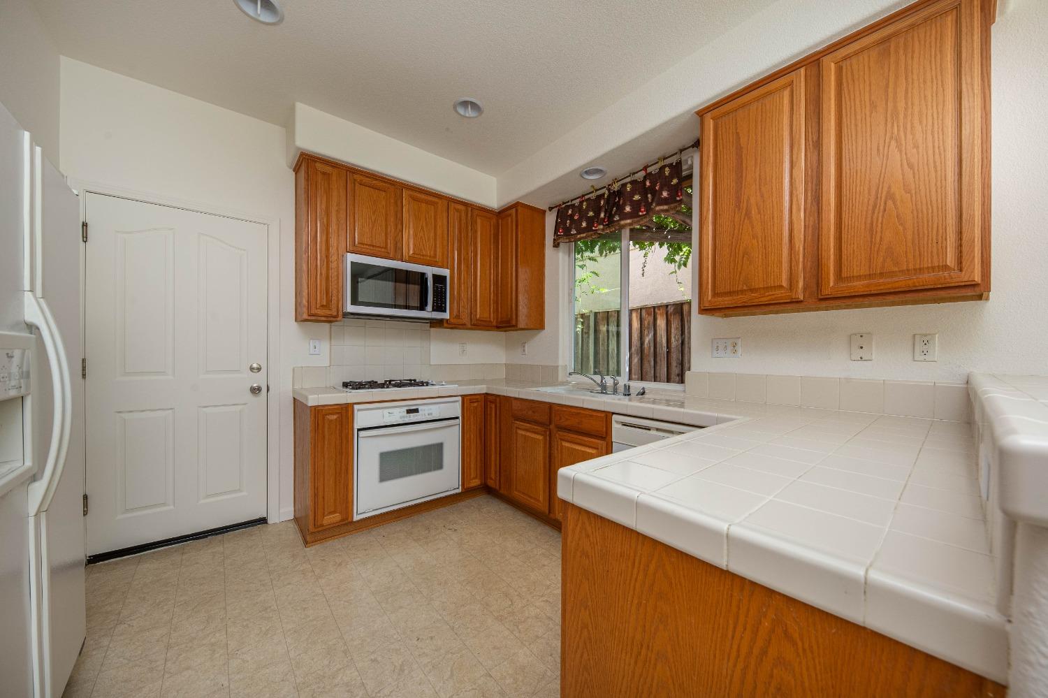 Detail Gallery Image 12 of 28 For 2428 San Martino Ln, Lodi,  CA 95240 - 4 Beds | 2/1 Baths