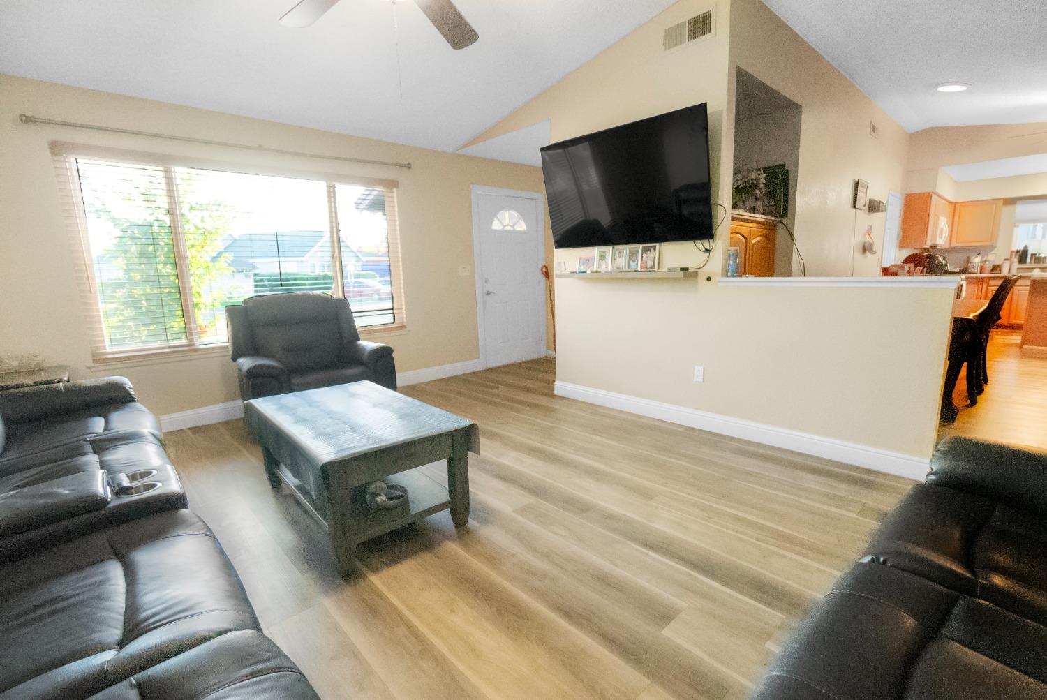 Detail Gallery Image 4 of 21 For 1450 Whyler Rd #3,  Yuba City,  CA 95993 - 3 Beds | 2 Baths