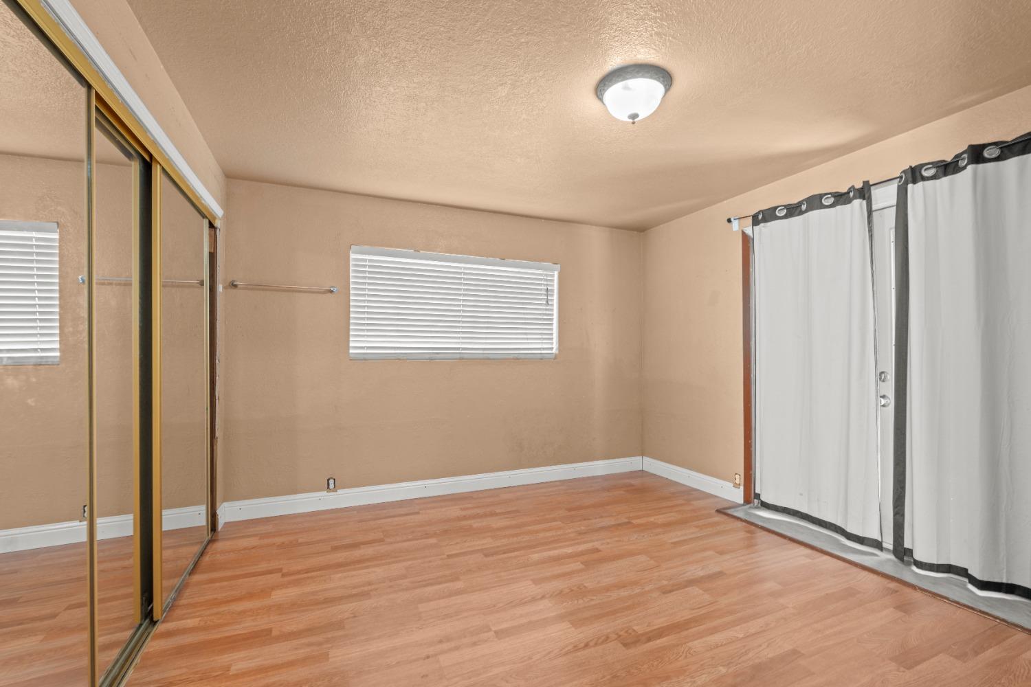 Detail Gallery Image 8 of 15 For 5081 Warwick Ave, Sacramento,  CA 95820 - 3 Beds | 2 Baths