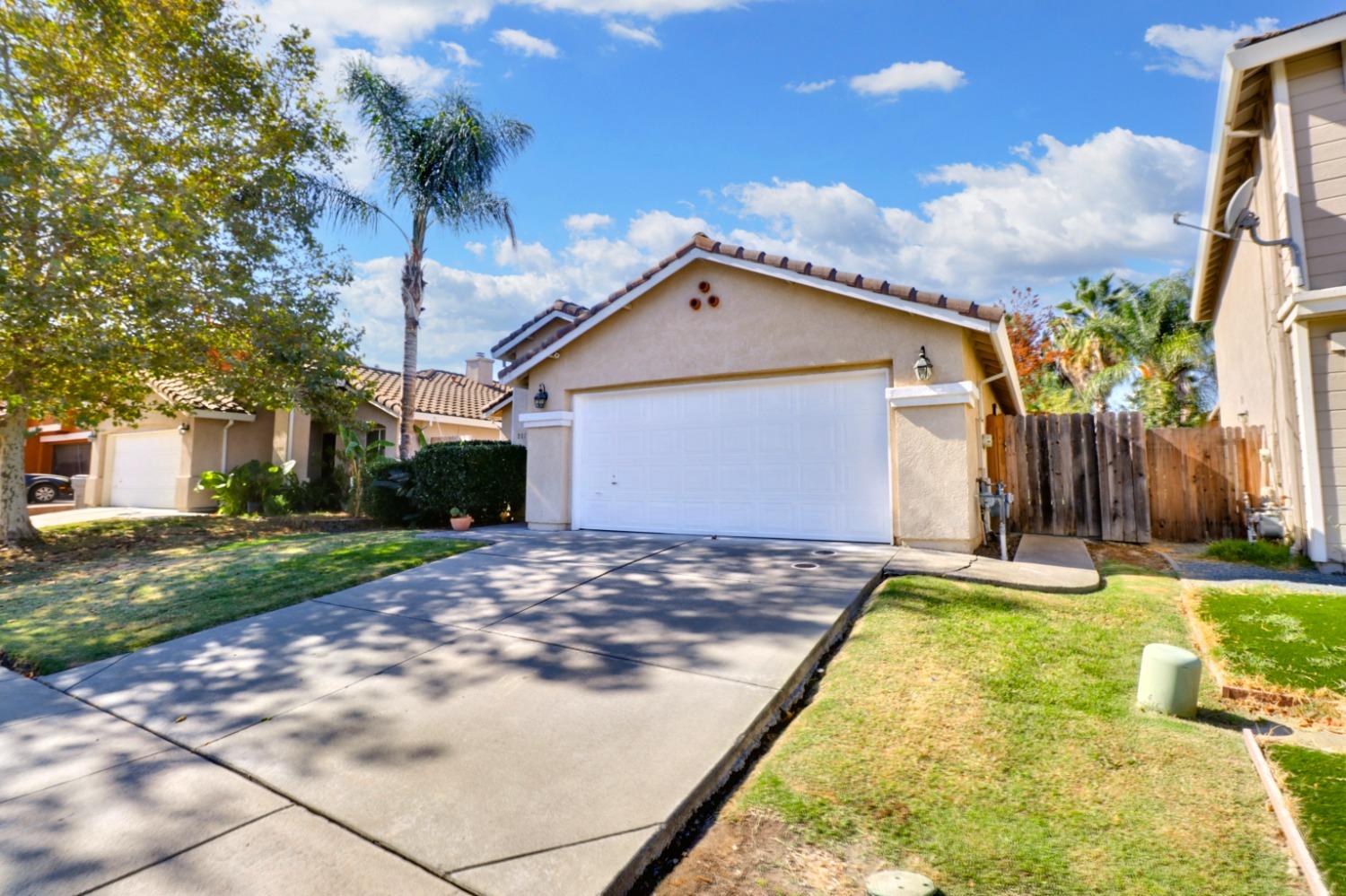 Detail Gallery Image 2 of 39 For 2317 Ivy Vine Way, Sacramento,  CA 95833 - 3 Beds | 2 Baths