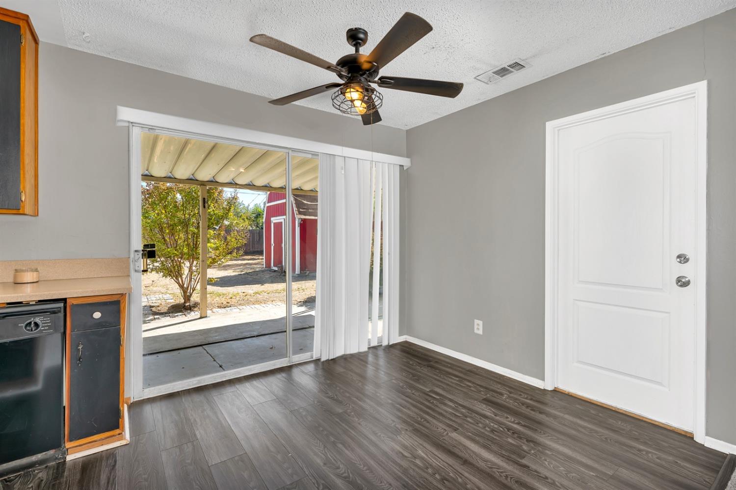 Detail Gallery Image 6 of 34 For 1512 Bay St, Los Banos,  CA 93635 - 3 Beds | 1/1 Baths