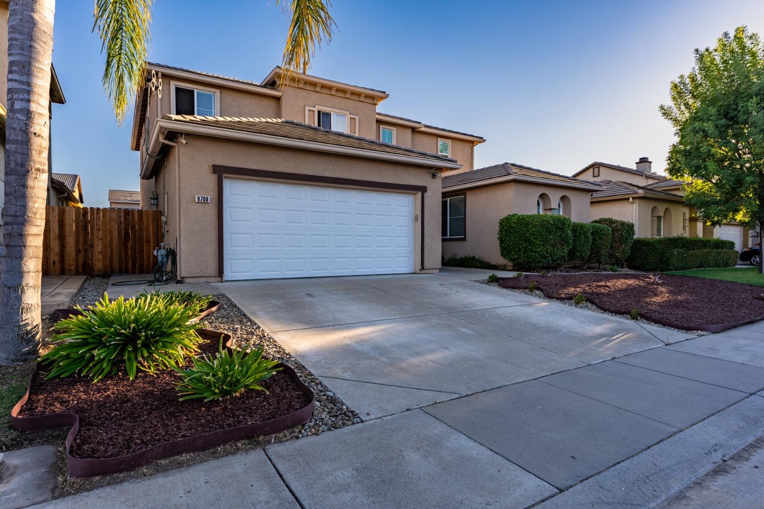 Detail Gallery Image 3 of 45 For 9708 Everbloom Way, Sacramento,  CA 95829 - 5 Beds | 3 Baths