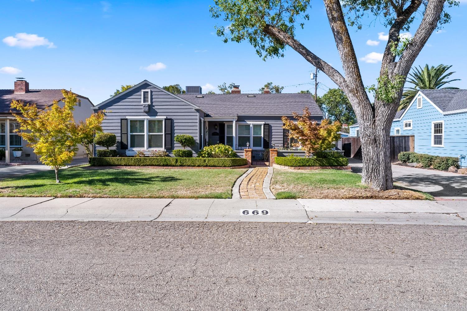 Detail Gallery Image 1 of 40 For 669 W Mendocino Ave, Stockton,  CA 95204 - 3 Beds | 3 Baths