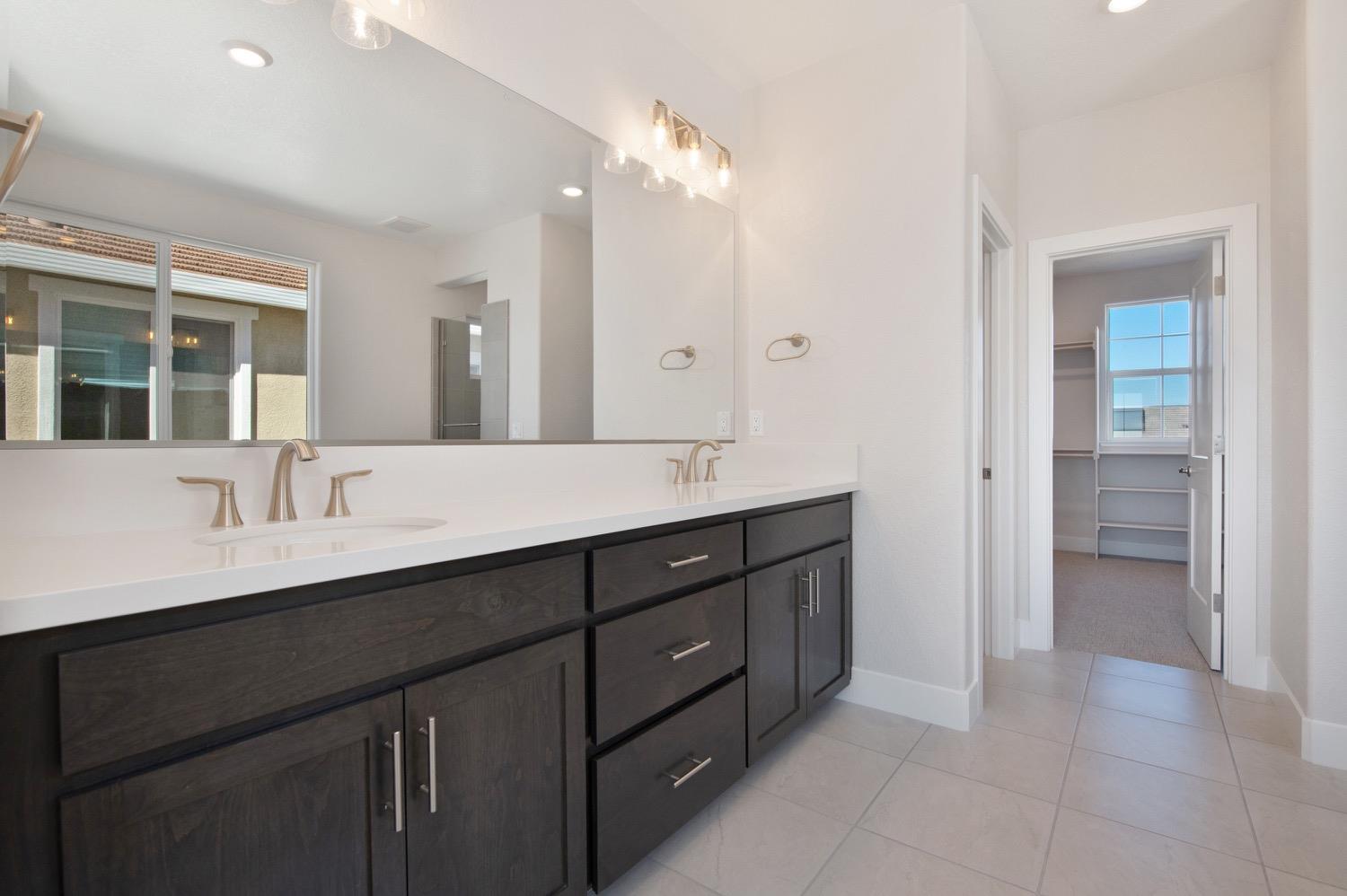 Detail Gallery Image 6 of 10 For 3032 Shasta Daisy Cir, Roseville,  CA 95747 - 5 Beds | 4/1 Baths