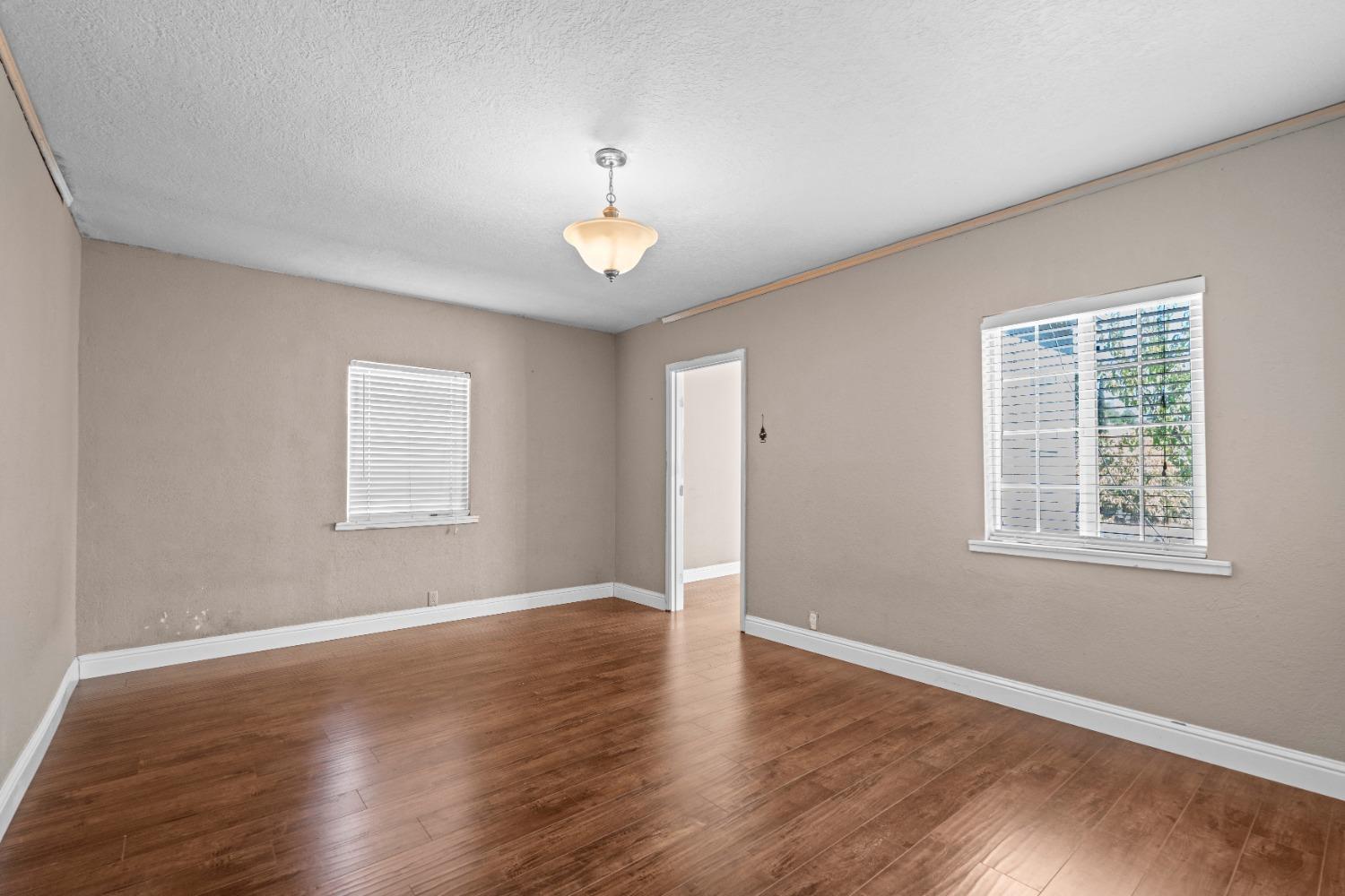 Detail Gallery Image 7 of 15 For 5081 Warwick Ave, Sacramento,  CA 95820 - 3 Beds | 2 Baths