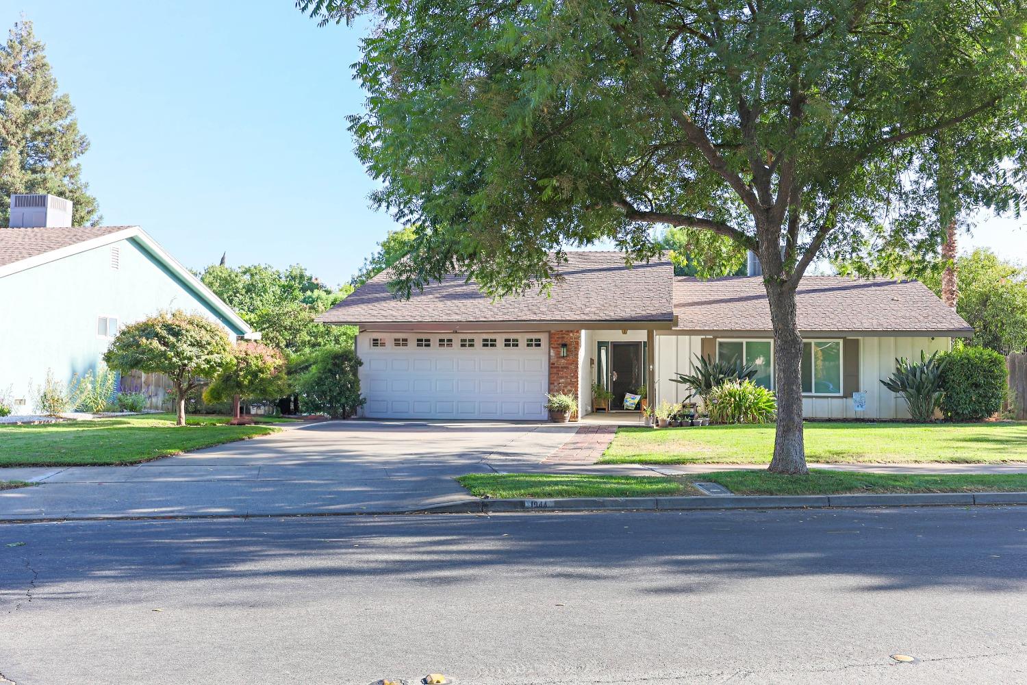 Detail Gallery Image 1 of 17 For 1944 E Alexander Ave, Merced,  CA 95340 - 4 Beds | 2 Baths