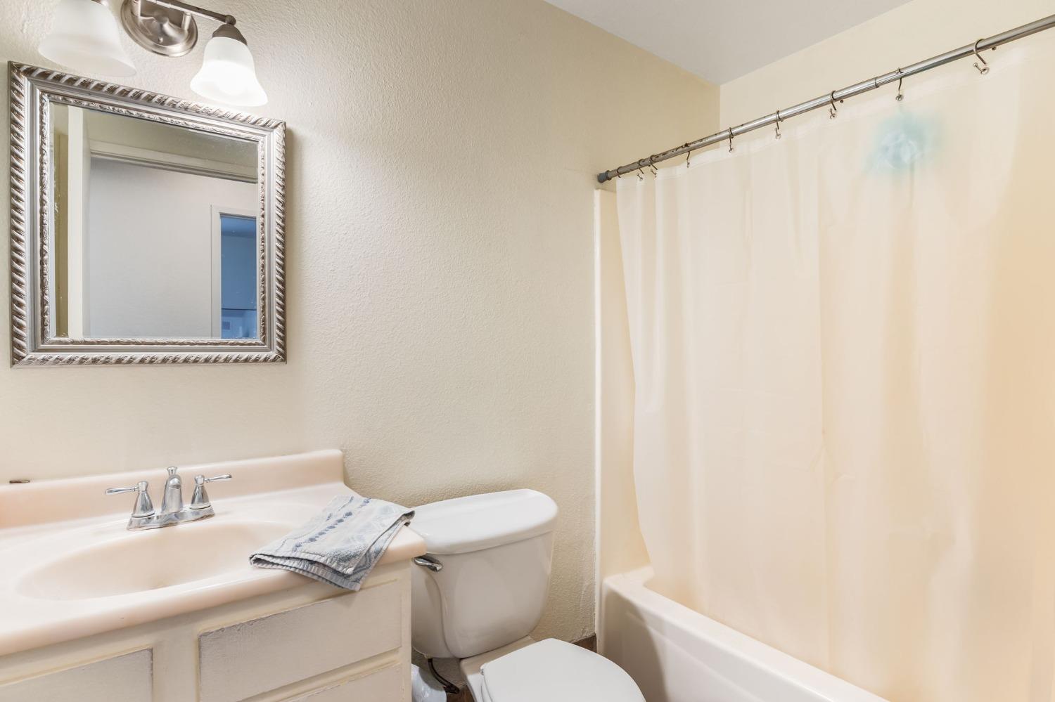 Detail Gallery Image 8 of 17 For 7477 Mar Vista Way, Citrus Heights,  CA 95621 - 4 Beds | 2 Baths