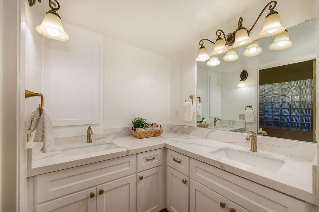 Detail Gallery Image 19 of 32 For 5900 Oak Ave, Carmichael,  CA 95608 - 2 Beds | 2 Baths