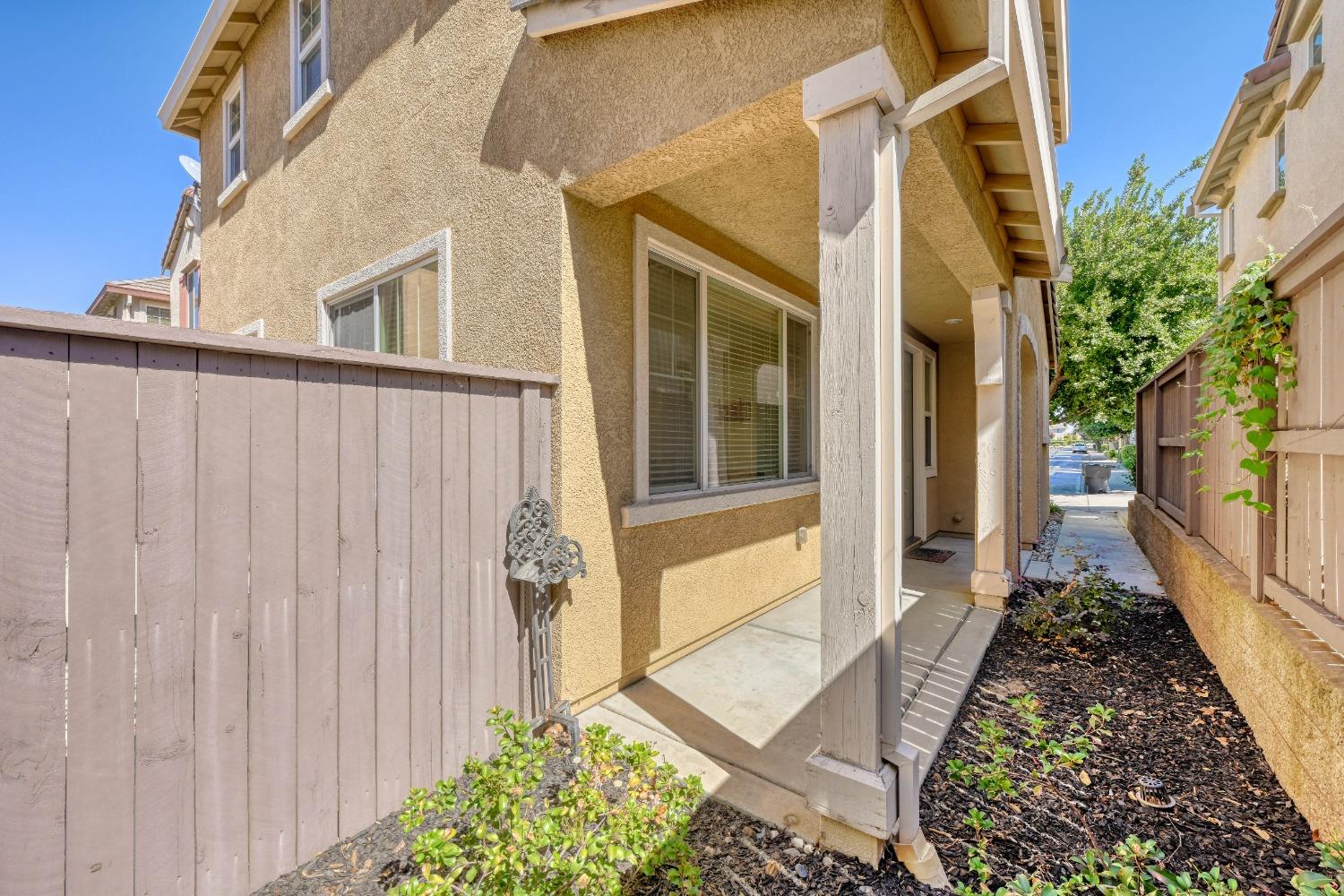 Detail Gallery Image 3 of 29 For 1192 Impressionist Loop, Roseville,  CA 95747 - 3 Beds | 2/1 Baths