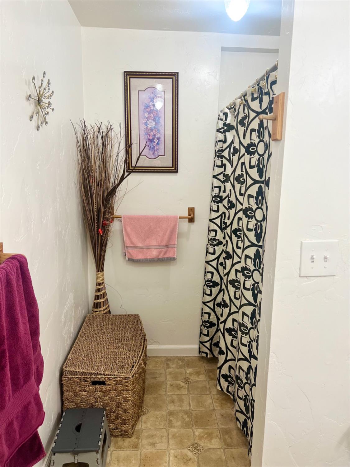 Detail Gallery Image 8 of 11 For 110 S Walnut Ave, Manteca,  CA 95337 - 2 Beds | 1 Baths