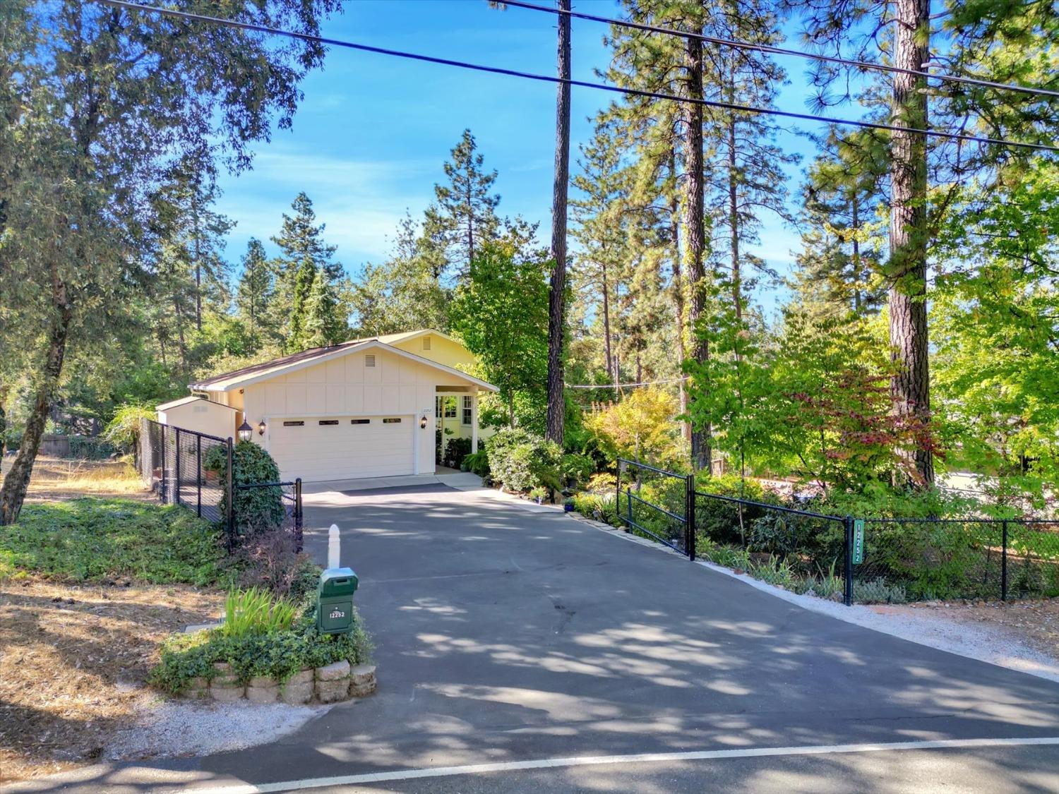 Detail Gallery Image 2 of 53 For 12252 Francis Dr, Grass Valley,  CA 95949 - 3 Beds | 2 Baths