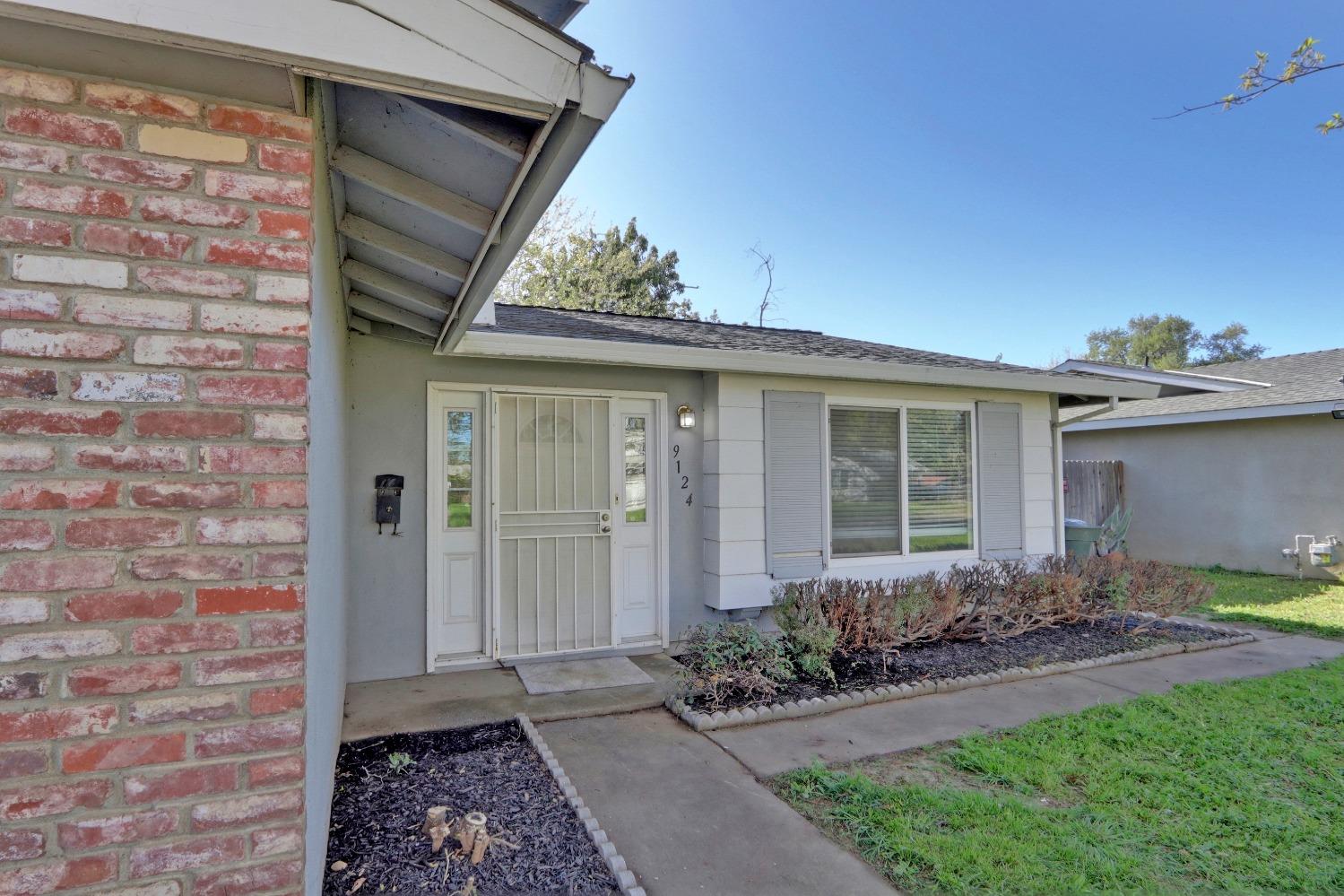 Detail Gallery Image 3 of 35 For 9124 Linda Rio Dr, Sacramento,  CA 95826 - 4 Beds | 2 Baths