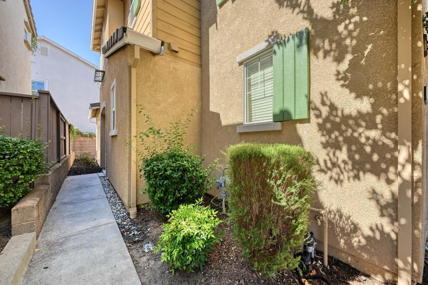 Detail Gallery Image 2 of 29 For 1192 Impressionist Loop, Roseville,  CA 95747 - 3 Beds | 2/1 Baths